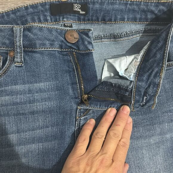 1822 Cropped Straight Leg Jean - Picture 4 of 8